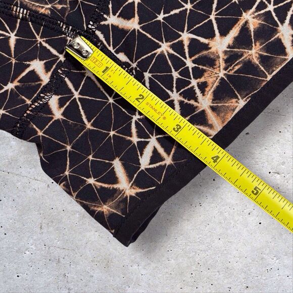 Lululemon Tracker Short III Womens Size 6 Star Crushed Multi Black Run Stretch - Picture 9 of 11